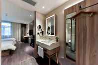 In-room Bathroom Hanting Premium Hotel Shanghai Hongqiao Zhongshan