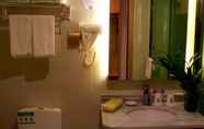 In-room Bathroom 4 Greentree Inn Luoyang Train Station Zhuangyuanhong