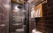 In-room Bathroom 4 GreenTree Alliance PinGYAo Ancient City Folk Hotel