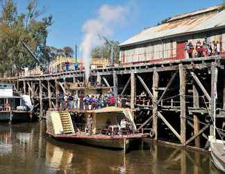 Bangunan 2 Bridges on Meninya Motel & Apartments