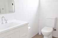 Toilet Kamar Bluegum Executive Apartments