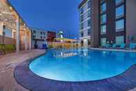 Swimming Pool Home2 Suites by Hilton Laredo, TX