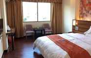 Bedroom 2 Pai Hotelsa Guangzhou Baiyun International Airport