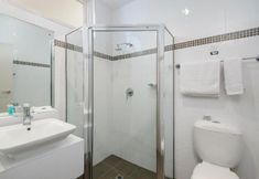 In-room Bathroom 7 Commodore on the Park Hotel