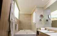 In-room Bathroom 2 Hotel Roseliere