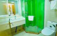 In-room Bathroom 5 Greentree Inn Linyi Pingyi County Difang Town