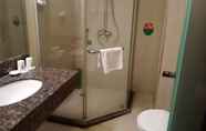 In-room Bathroom 3 Greentree Inn Xinyu Shenglibei Road Pedestrian Str