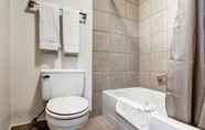 Toilet Kamar 5 SureStay Hotel by Best Western Wells