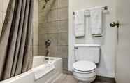 Toilet Kamar 4 SureStay Hotel by Best Western Wells