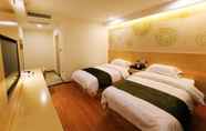 Kamar Tidur 2 Greentree INN Shangri LA City BUS Station