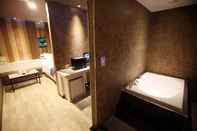 Phòng tắm bên trong Yeongju Hotel