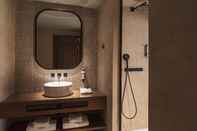 In-room Bathroom Fontinha Hotel