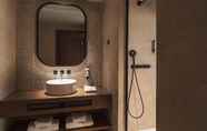 In-room Bathroom 3 Fontinha Hotel