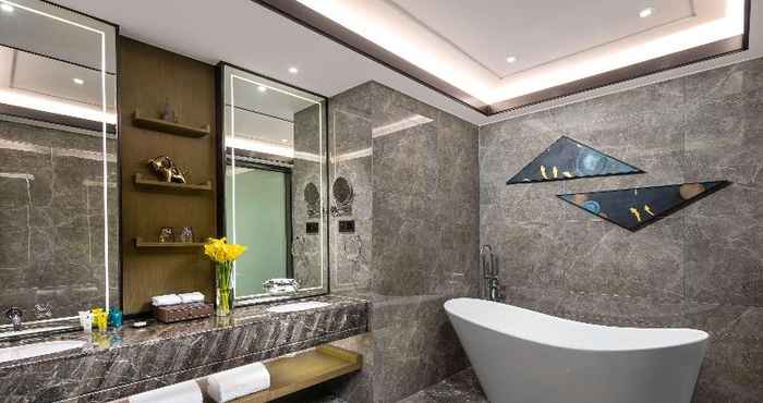 In-room Bathroom Ramada By Wyndham Jianyang
