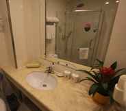 Toilet Kamar 6 GreenTree Inn ZhangJiaKou North Zuanshi Road Yanch