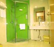 In-room Bathroom 7 GreenTree Inn Beijing Fangshan District Jingzhou