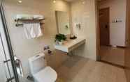 In-room Bathroom 4 GreenTree Inn (Nantong Zhangzhishan, Deli Plaza)