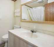 In-room Bathroom 3 Rodeway Inn