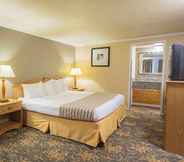 Bedroom 2 Rodeway Inn