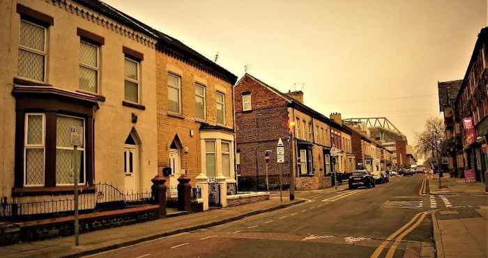 Exterior Cambrington Hostel