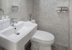 In-room Bathroom 6 Kennystoryinn Jongro