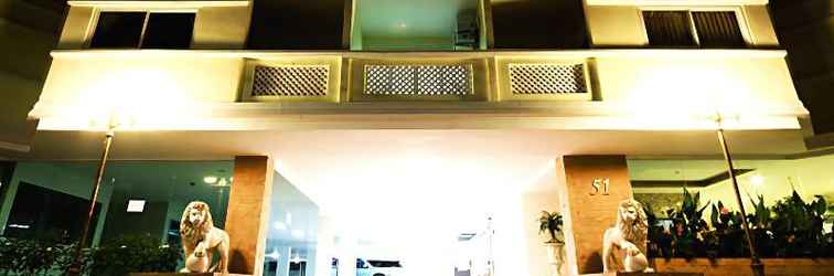 Lobi The Chateau Luxury Serviced Apartment