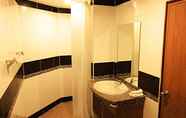 Toilet Kamar 5 The Chateau Luxury Serviced Apartment