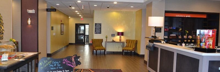 Lobby Pratt Inn & Suites