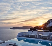 Kolam Renang 4 Katikies Chromata Santorini - The Leading Hotels o