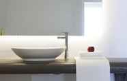 In-room Bathroom 7 Katikies Chromata Santorini - The Leading Hotels o