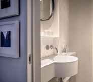 In-room Bathroom 7 Pillows Luxury Boutique Hotel Anna Van Den Vondel 