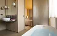 Toilet Kamar 7 Titano Suites