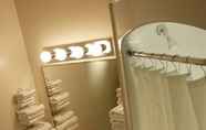 In-room Bathroom 6 Residence & Conference Centre - Brampton