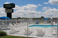 Swimming Pool Governor House Inn Arlington/Falls Church Area