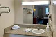In-room Bathroom Rodeway Inn Sacramento-University Area