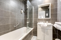 In-room Bathroom Cit’Hotel DU MIDI