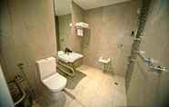 In-room Bathroom 4 Kingsgate Al Jadaf