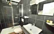 In-room Bathroom 4 Logis Hotel De La Baie