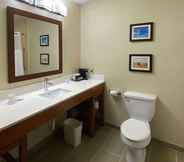 Toilet Kamar 7 Comfort Inn & Suites