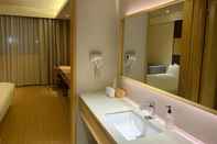 Toilet Kamar Ji Hotel Shanghai Oriental Pearl Tower