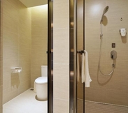 In-room Bathroom 3 Ji Hotel (Shanghai Hongqiao Airport Huaxiang Road)