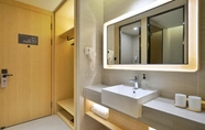 In-room Bathroom 2 Ji Hotel (Shanghai Hongqiao Airport Huaxiang Road)