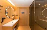 Toilet Kamar 6 Ji Hotel Hangzhou Zhuantang Academy of Fine Arts B