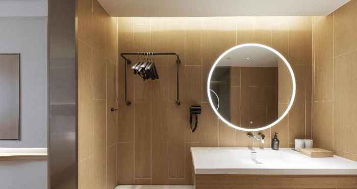 In-room Bathroom Ji Hotel Beijing Jiuxianqiao 798 Art District