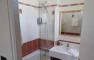 In-room Bathroom 3 Logis Le Chateau Blanchard