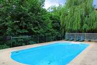 Swimming Pool Logis Hotel Lou Cante Perdrix