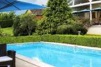 Swimming Pool Logis Hotel Les Voyageurs