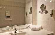 In-room Bathroom 4 Logis Hotel La Mere Biquette
