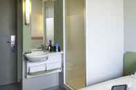 In-room Bathroom ibis budget Valencia Alcasser