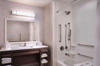 In-room Bathroom Home2 Suites by Hilton Tupelo